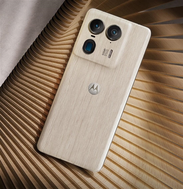 联想moto X50 Ultra AI元启版宣布免费升杯：16+1TB仅4299元